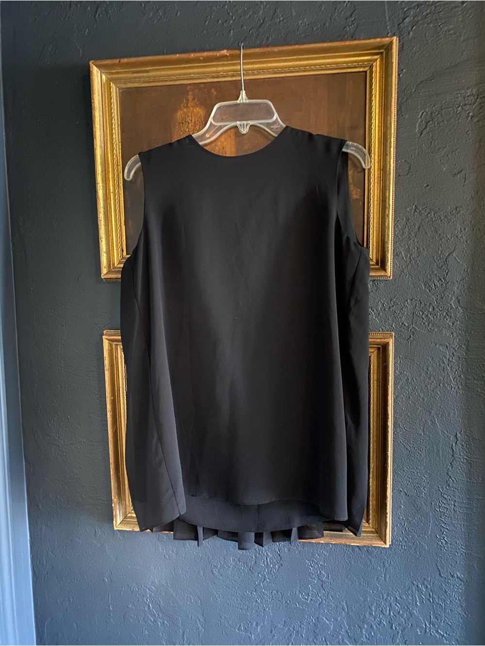 Uniqlo Black Sleeveless Pleated Back Blouse